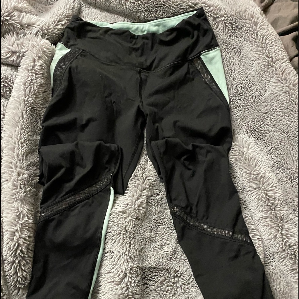 2/$25. EUC Medium VSX knockout leggings - Picture 1 of 5